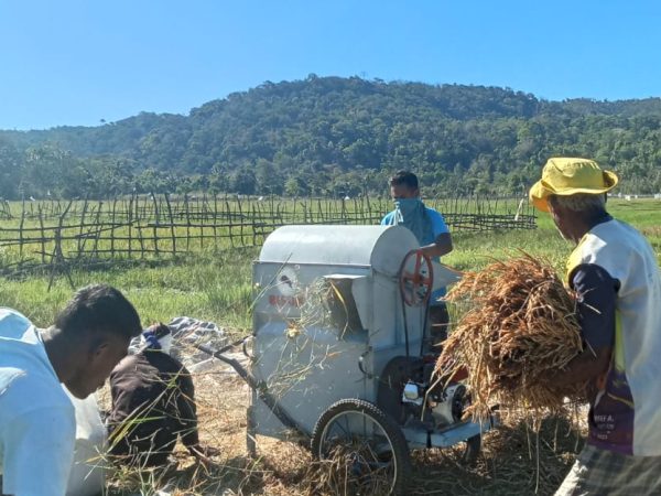 PEMDES LETMAFO KEMBALI MEMBERIKAN 1 UNIT MESIN PERONTOK PADI KE WARGA RT 07 BENKOKO